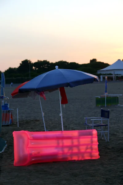 Colchón inflable rosa en la playa de arena —  Fotos de Stock