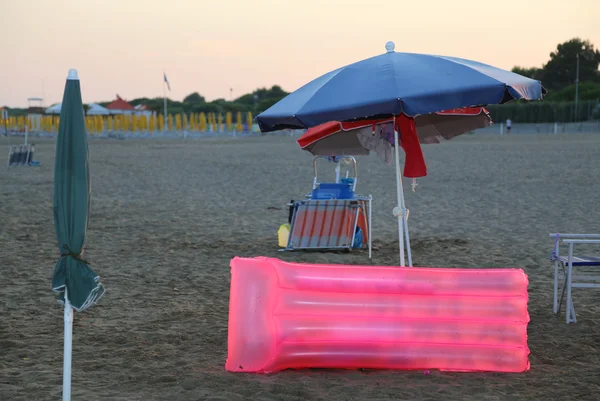 Materasso gonfiabile rosa sulla spiaggia sabbiosa — Foto Stock