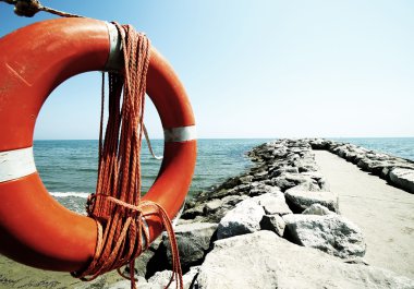 Emanet lifebuoy yüzücüler kurtarmak için halat boyu