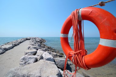 Emanet lifebuoy yüzücüler kurtarmak için halat boyu
