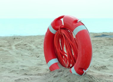 Turuncu ceket yüzücüler kurtarmak için ip ile