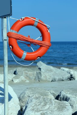 Turuncu ceket yüzücüler denizde kurtarmak için ip ile