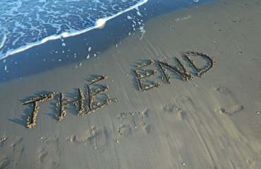 sonunda sahilde deniz tarafından yazılmış