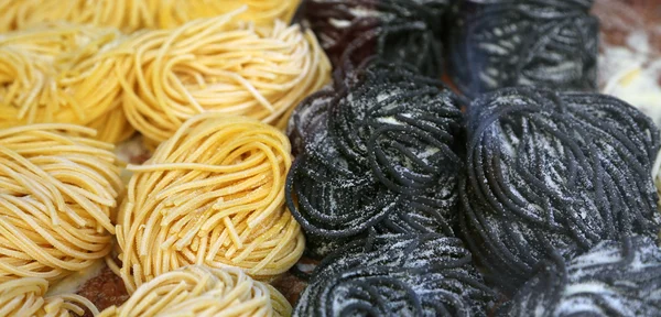 Spaghetti e tagliatelle in vendita nel pastificio italiano — Foto Stock