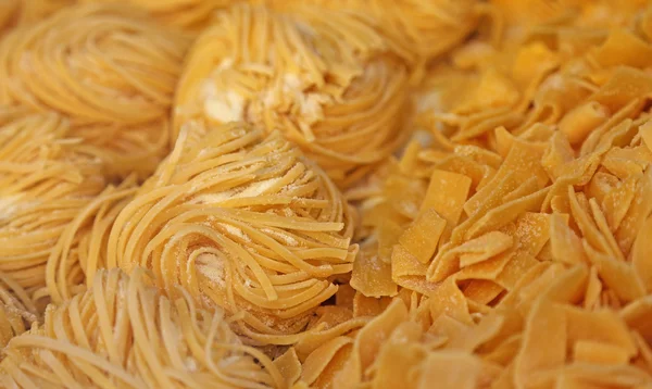 Spaghetti e tagliatelle in vendita nel pastificio italiano — Foto Stock