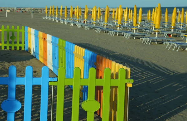 Kolorowy ogrodzenia placu zabaw na plaży latem — Zdjęcie stockowe