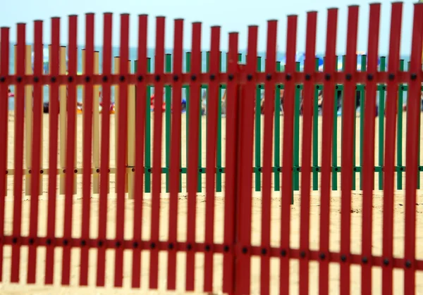 Bunter Zaun eines Spielplatzes am Strand im Sommer — Stockfoto