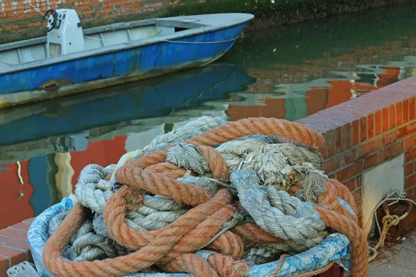 Grandes cuerdas de pesca robustas utilizadas por los pescadores para amarrar el barco —  Fotos de Stock