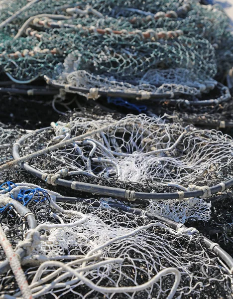 釣りするときに漁師によって使用されるもつれた漁網 — ストック写真