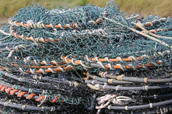 Redes de pesca emaranhadas utilizadas pelos pescadores para a pesca no oceano — Fotografia de Stock