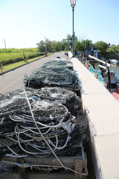 Много рыболовных сетей, используемых рыбаками при рыбалке — стоковое фото