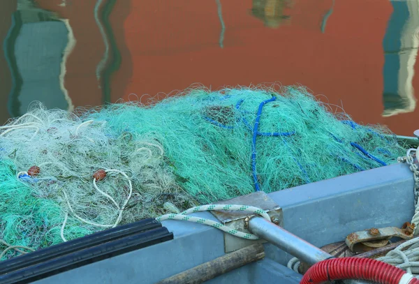 Gröna fiskenät som används av fiskare vid fiske — Stockfoto