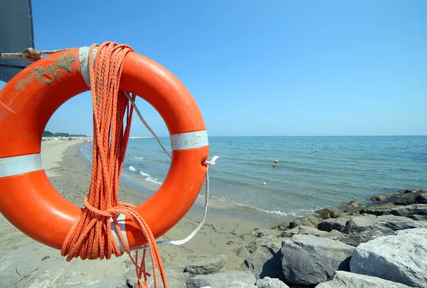 Jaquetas com corda para resgatar nadadores no mar no verão — Fotografia de Stock