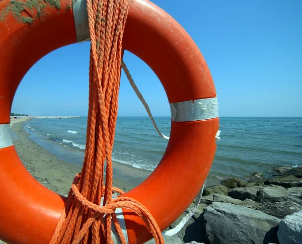 Orange jackor med rep att rädda simmare i havet — Stockfoto