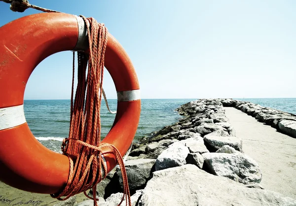 Safety lifebuoy with rope to rescue swimmers — Stock Photo, Image