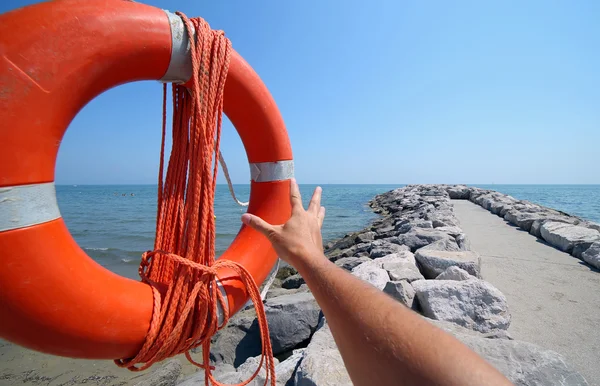 Emanet lifebuoy yüzücüler kurtarmak için halat boyu — Stok fotoğraf