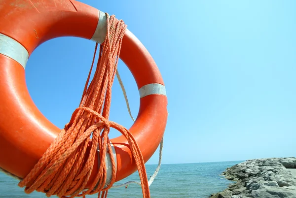 Emanet lifebuoy yüzücüler kurtarmak için halat boyu — Stok fotoğraf