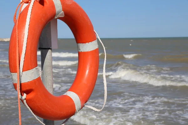 Jaquetas laranja com corda para resgatar nadadores — Fotografia de Stock