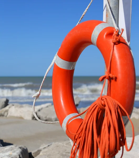 Safety lifebuoy with rope to rescue swimmers — Stock Photo, Image