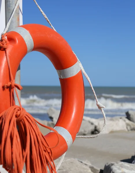 Pomarańczowy kurtki z liny na ratunek pływaków — Zdjęcie stockowe