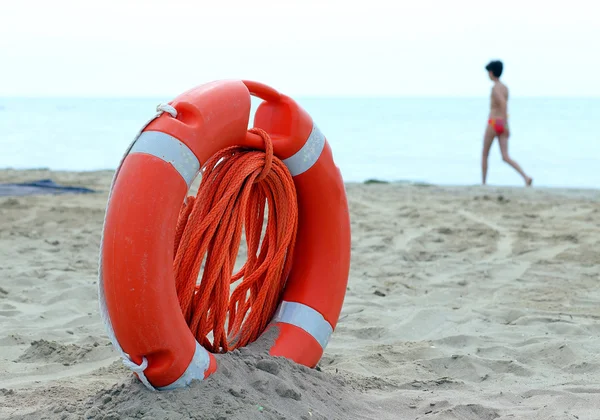 Jaquetas laranja com corda para resgatar nadadores — Fotografia de Stock