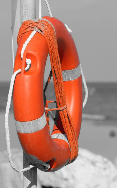 Jaquetas laranja com corda para resgatar nadadores no mar — Fotografia de Stock