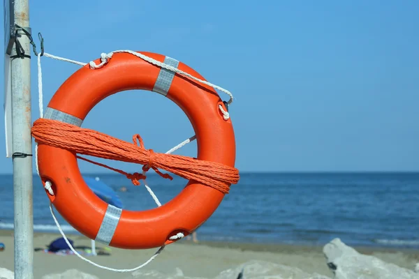 Pomarańczowy kurtki z liny na ratunek pływaków w morzu — Zdjęcie stockowe