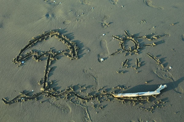 Dibujo de una sombrilla en la arena de la playa —  Fotos de Stock