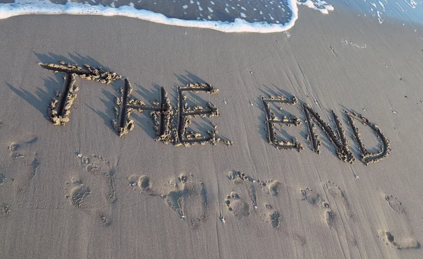 LA FIN écrite sur la plage tandis que la vague arrive — Photo