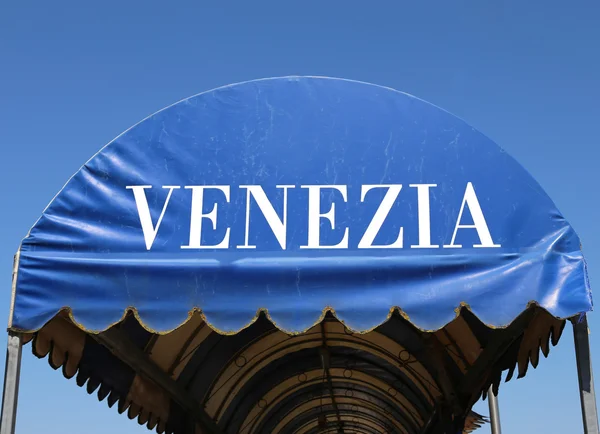 Grande tenda in plastica con VENEZIA scritta in italiano — Foto Stock