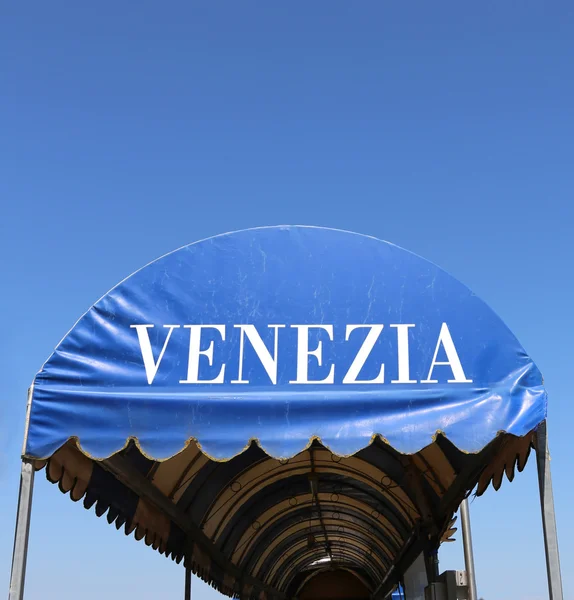 Barraca de plástico azul com VENICE escrito em italiano — Fotografia de Stock