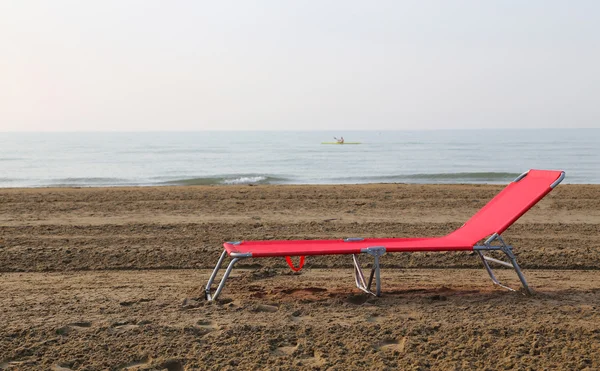 Liegestühle mitten am Strand im Sommer — Stockfoto
