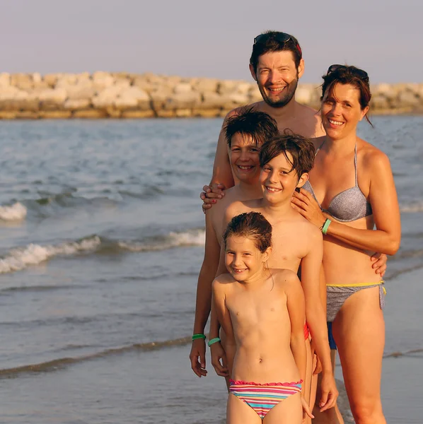 Aile fieve kişinin yaz aylarında sahilde — Stok fotoğraf