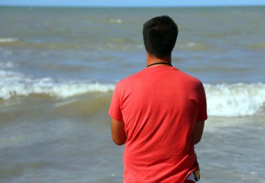 Kırmızı gömlek Beach ile kaslı cankurtaran