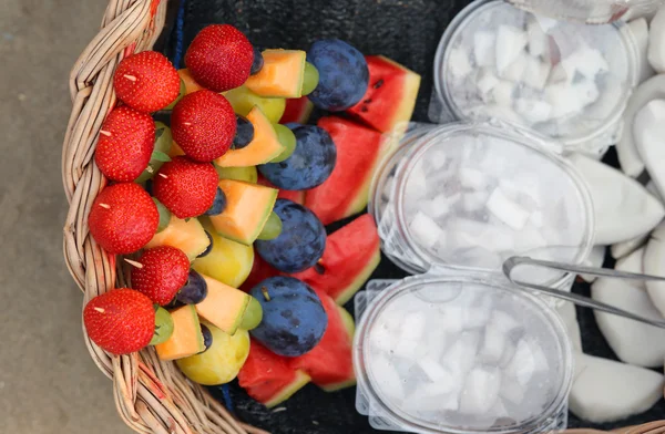 Frukt spett med kokos jordgubbar melon druvor — Stockfoto