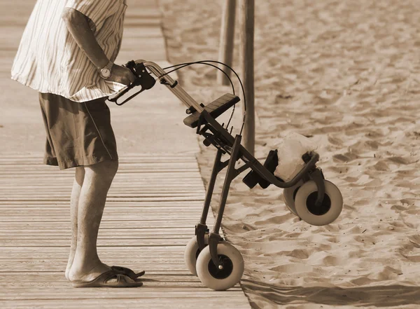 Homem andando com Walker na praia no verão — Fotografia de Stock