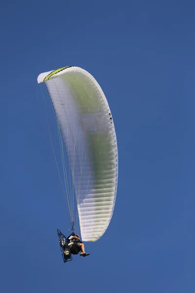 Daredevil piloto con el planeador de motor vuela rápido en el cielo azul — Foto de Stock