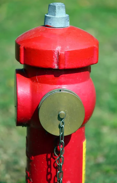 Hidrante de fuego rojo para extinguir los incendios — Foto de Stock