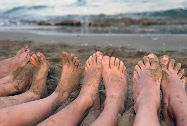 Feet of a family barefoot by the sea on the beach in summer — Stock Photo, Image