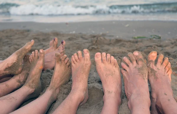 Tien voeten van een gezin door de zee op het strand in de zomer — Stockfoto