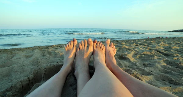 Vier barfuß von einem Paar am Meer — Stockfoto