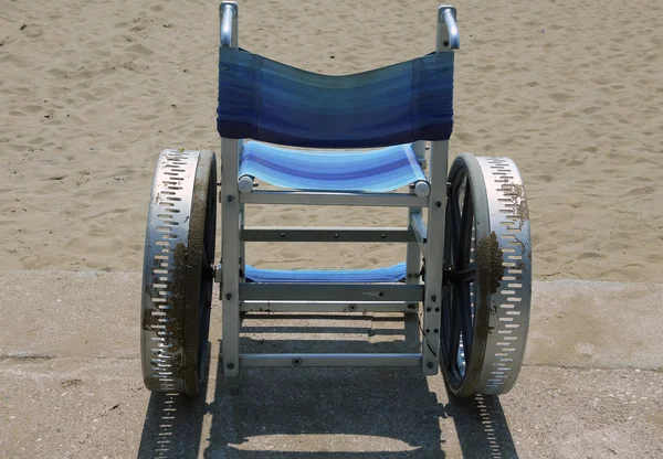 Su のビーチの砂の上を移動する特別な車椅子 — ストック写真
