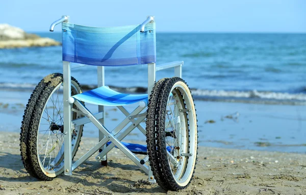 Spezieller Rollstuhl mit Rädern und Reifen, um ins Wasser zu gehen — Stockfoto