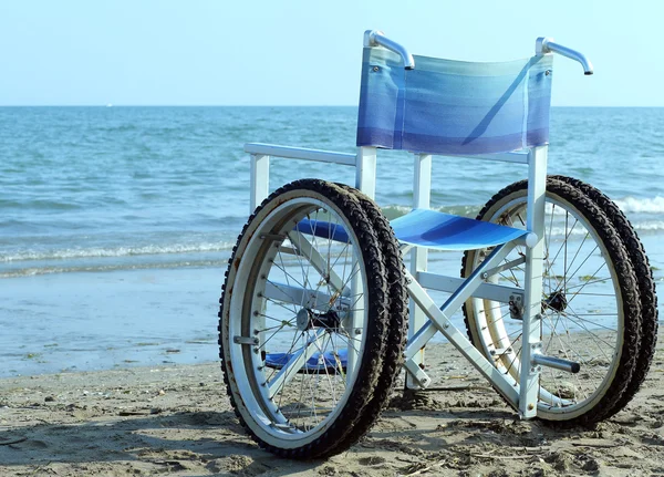 Spezieller Rollstuhl mit Rädern und Reifen für den Weg ins Meer — Stockfoto