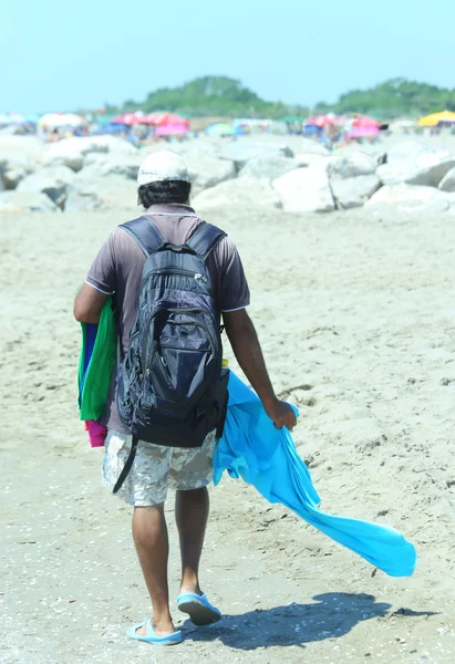 Peddler of clothes and swimwear on the beach in italy — Stock Photo, Image