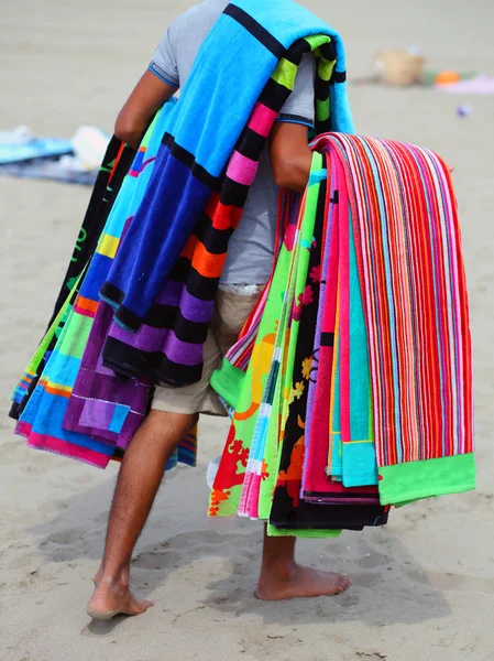 Vendedor africano de toallas y toallas de playa en la playa en Summe —  Fotos de Stock