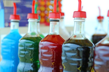 t yaz aylarında dondurma hazırlama renkli şurubu şişe