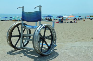Kumun üzerinde hareket etmek için özel tekerlekli sandalye