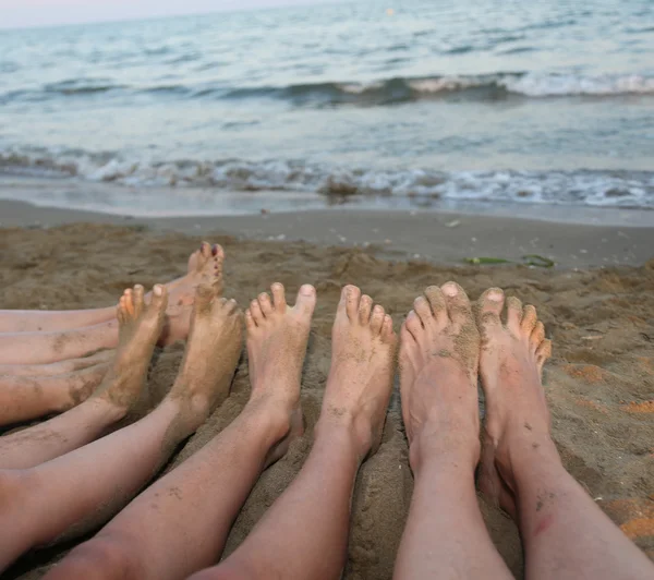 Tien voeten van een gezin door de zee op het strand in de zomer — Stockfoto