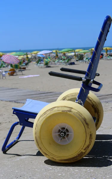 Cadeira de rodas especial com rodas grandes flutuadores para ir no mar — Fotografia de Stock